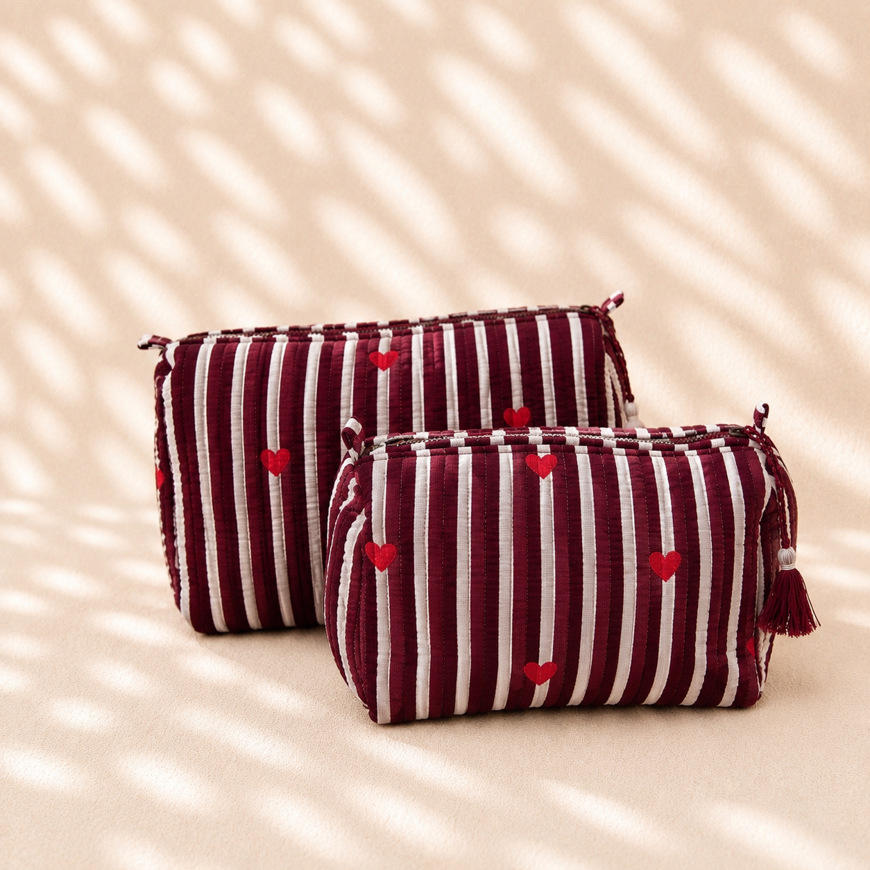 Burgundy Strepen Hartjes | Toilettas Medium