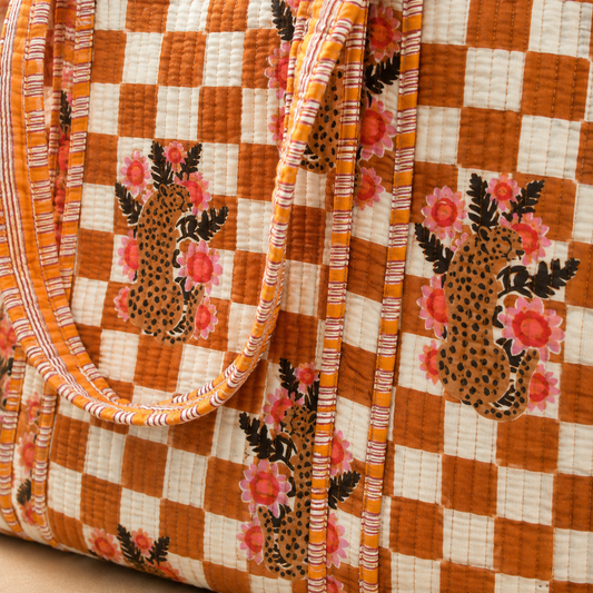Handgemaakte katoenen shopper met oranje-wit geblokt patroon, luipaardprint en roze bloemen, geschikt als dagelijkse draagtas.