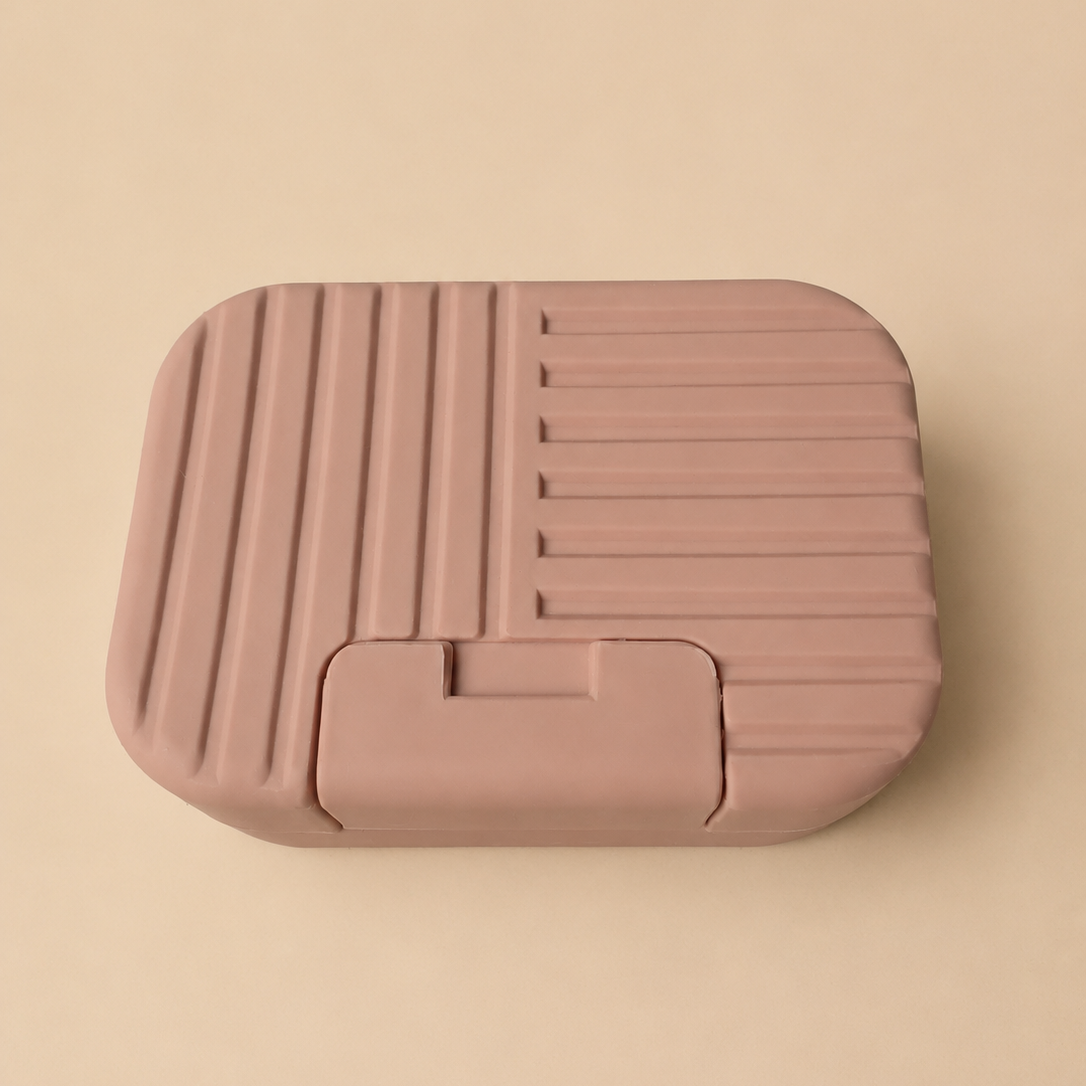 Roze reiszeepbakje gesloten op beige achtergrond