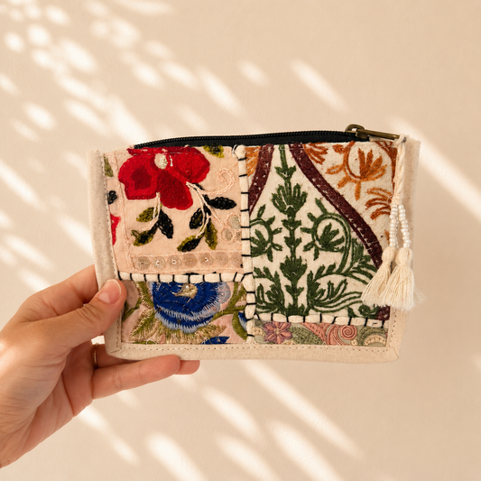 Kleine toilettas met beige patchwork, groen en rood borduursel, handgemaakt van 100% katoen in India. Unieke toilettas van NU-MÍ.