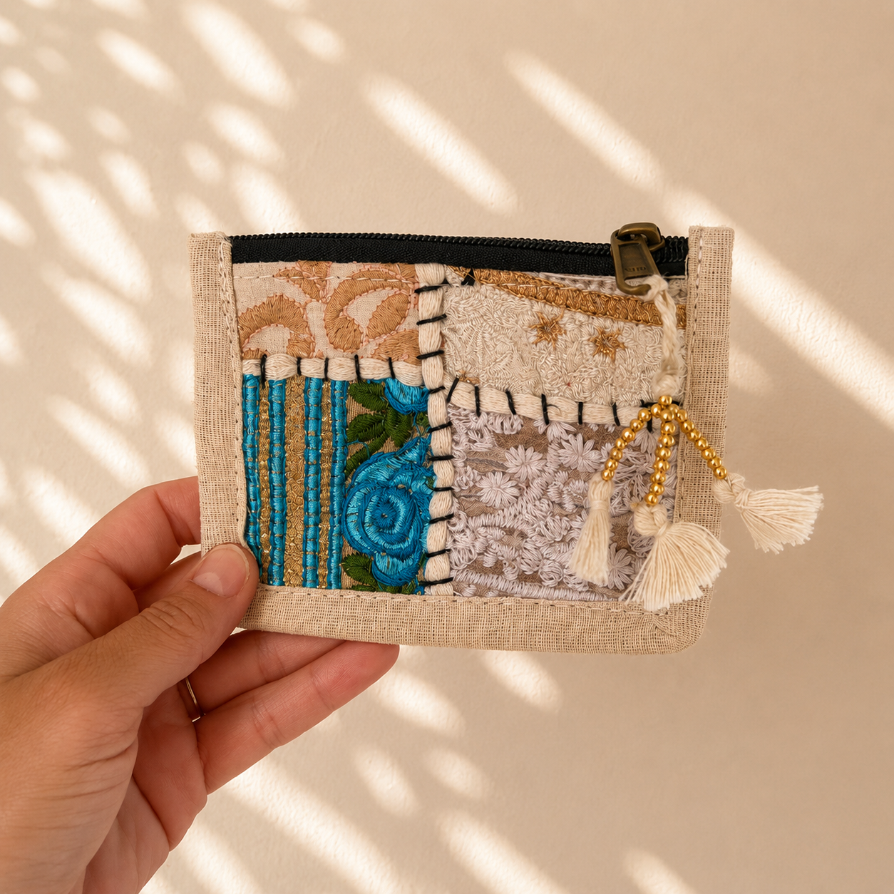 Portemonnee met beige patchwork, turquoise streepdetail en blauw bloemenborduursel, handgemaakt van 100% katoen in India. Unieke portemonnee van NU-MÍ.