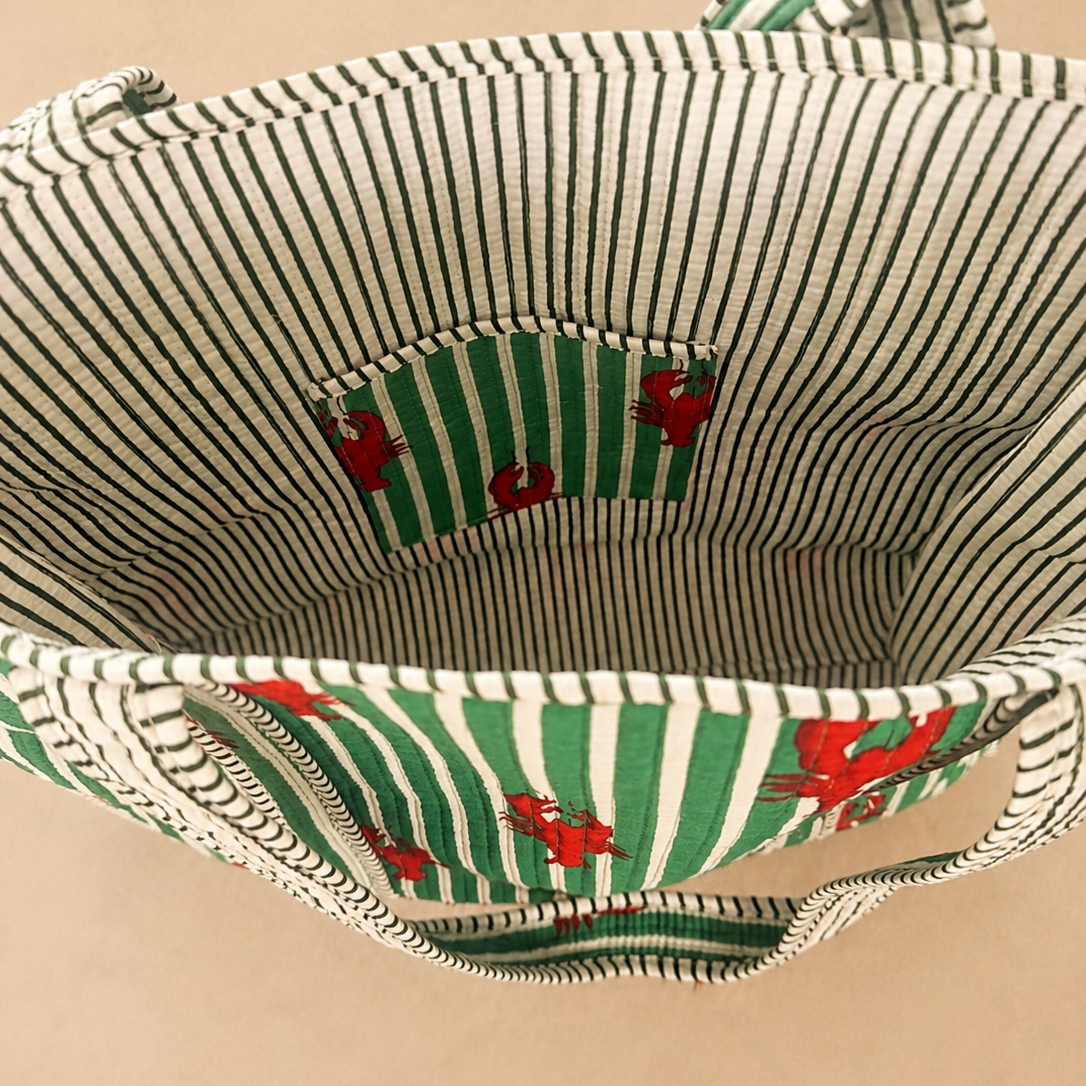 Binnenkant van handgemaakte katoenen tote bag uit India met groene strepen, kreeftenprint en binnenvak.