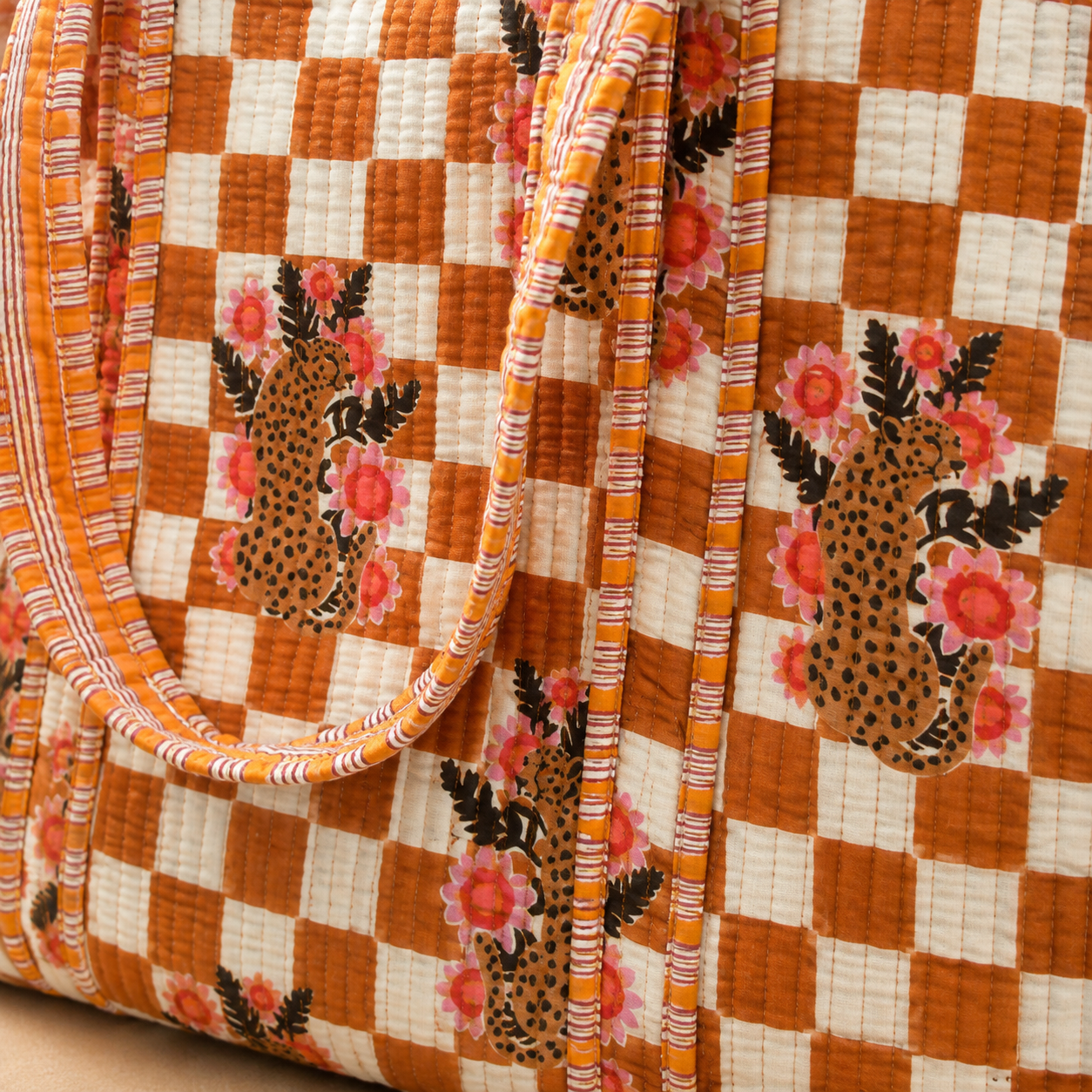 Handgemaakte katoenen shopper met oranje-wit geblokt patroon, luipaardprint en roze bloemen, geschikt als dagelijkse draagtas.