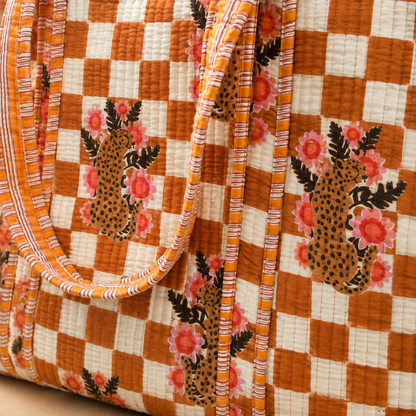 Handgemaakte katoenen shopper met oranje-wit geblokt patroon, luipaardprint en roze bloemen, geschikt als dagelijkse draagtas.