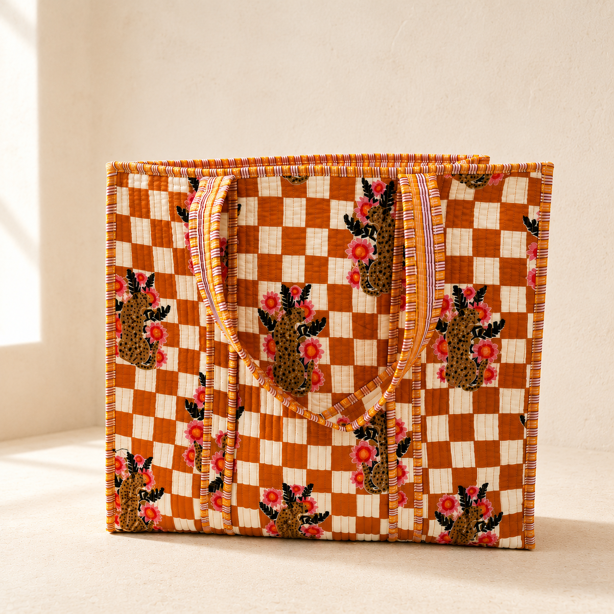 Handgemaakte katoenen tote bag uit India met oranje ruitjes, luipaardprint en bloemenprint