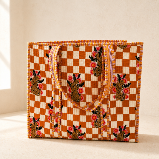 Handgemaakte katoenen tote bag uit India met oranje ruitjes, luipaardprint en bloemenprint