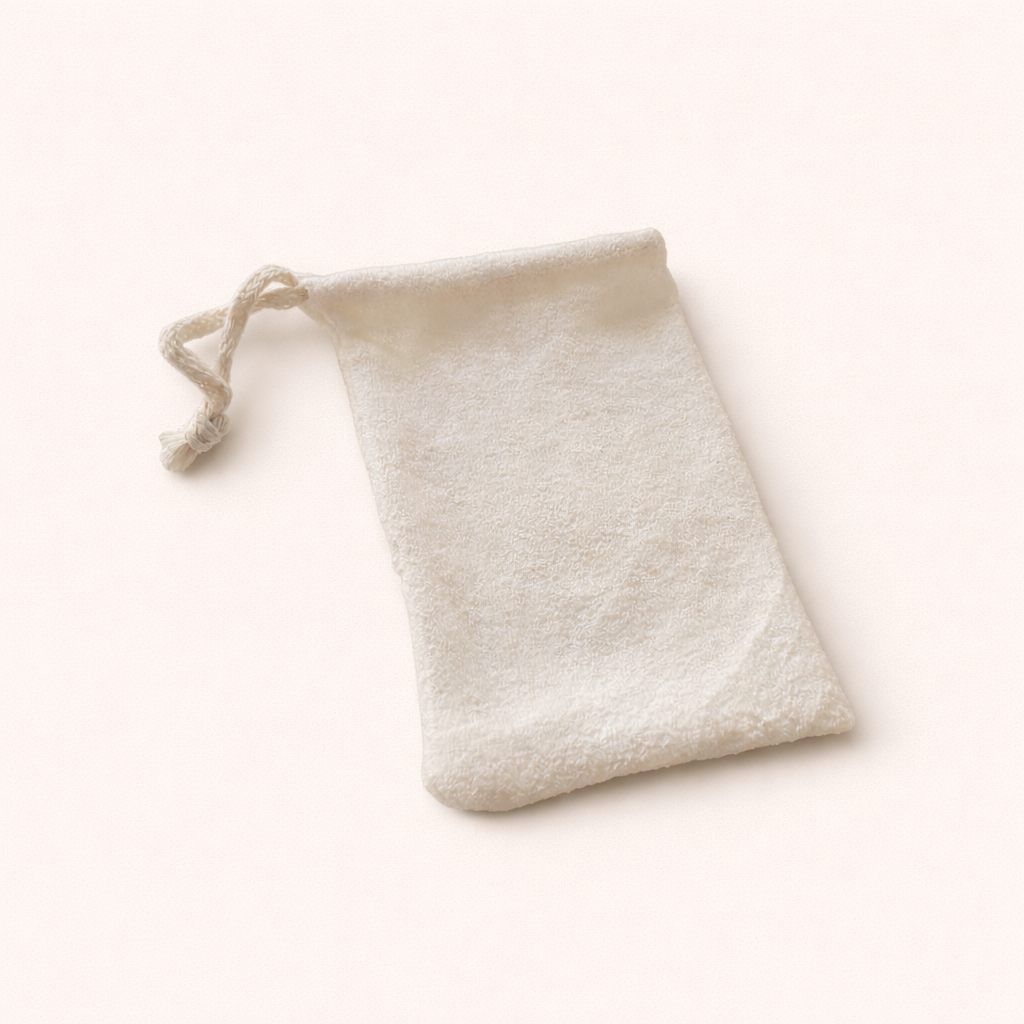 Bamboe beige zeepzakje met trekkoord voor het opbergen en opschuimen van zeep.