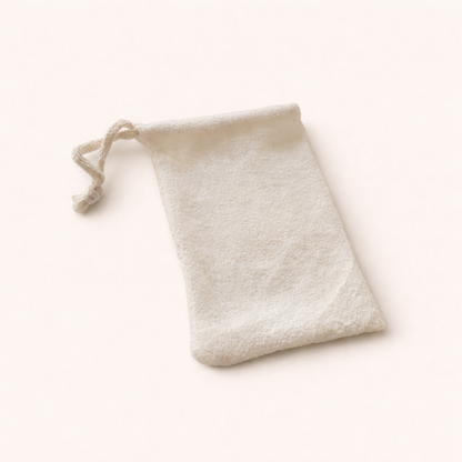 Bamboe beige zeepzakje met trekkoord voor het opbergen en opschuimen van zeep.