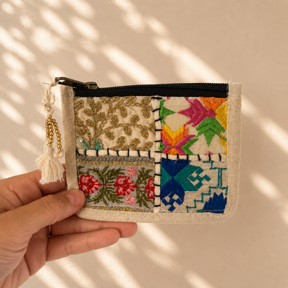 Portemonnee met beige patchwork, blauwe borduursels en roze bloemdetails, handgemaakt van 100% katoen in India. Unieke portemonnee van NU-MÍ.