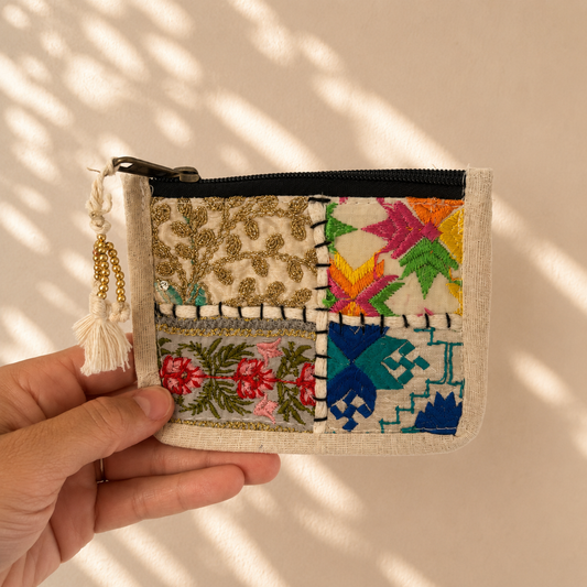 Portemonnee met beige patchwork, blauwe borduursels en roze bloemdetails, handgemaakt van 100% katoen in India. Unieke portemonnee van NU-MÍ.