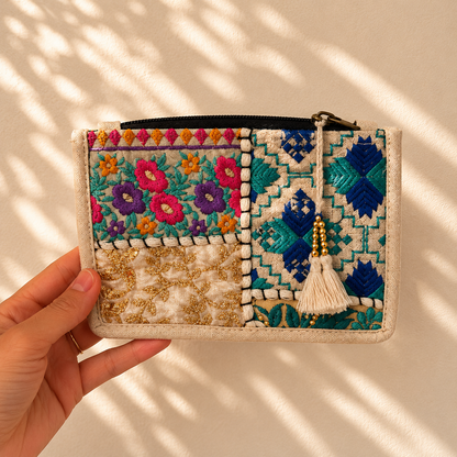 Kleine toilettas met beige patchwork, blauw en turquoise borduursel en kleurrijke bloemen, handgemaakt van 100% katoen in India. Unieke toilettas van NU-MÍ.