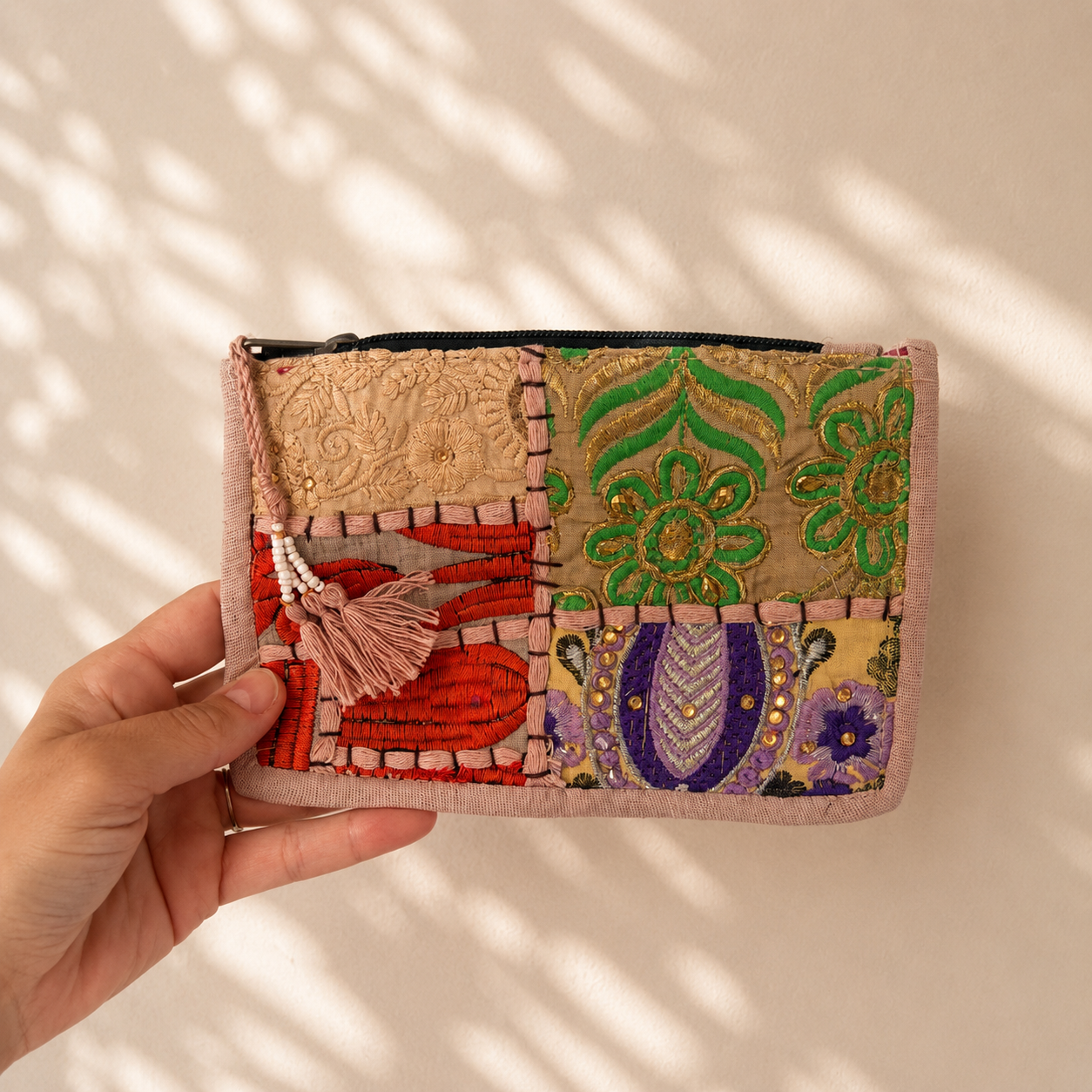 Kleine toilettas met beige patchwork, groen en paars borduursel en kleurrijke details, handgemaakt van 100% katoen in India. Unieke toilettas van NU-MÍ.