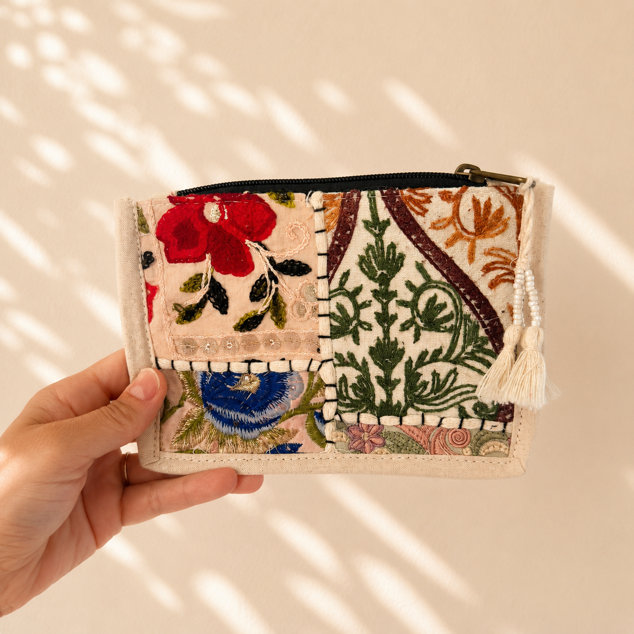 Kleine toilettas met beige patchwork, groen en rood borduursel, handgemaakt van 100% katoen in India. Unieke toilettas van NU-MÍ.