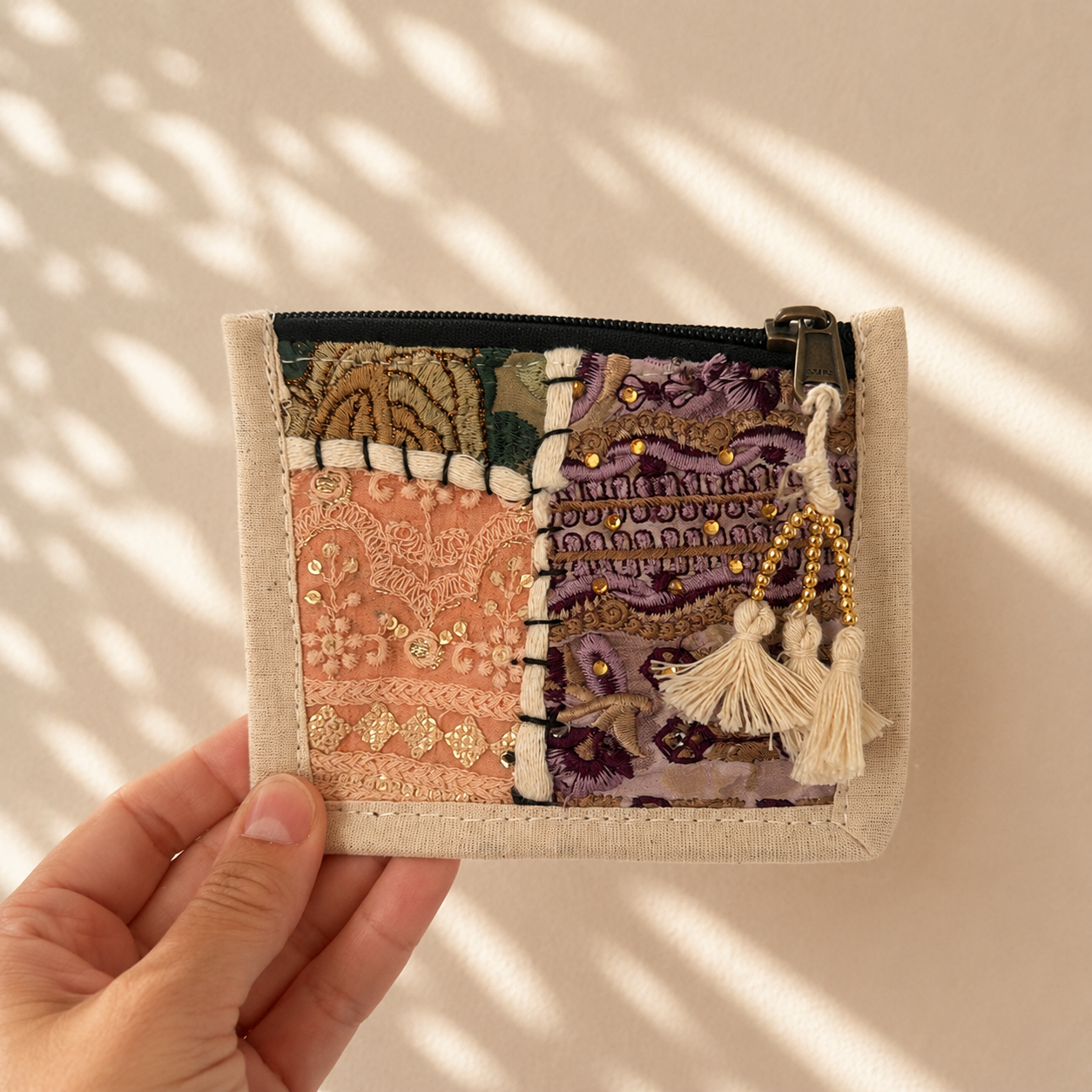 Portemonnee met beige patchwork, lila en roze geborduurde details en subtiele pailletten, handgemaakt van 100% katoen in India. Unieke portemonnee van NU-MÍ.