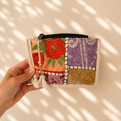 Kleine toilettas met beige patchwork, paarse details en een rood rozenborduursel, handgemaakt van 100% katoen in India. Unieke toilettas van NU-MÍ.