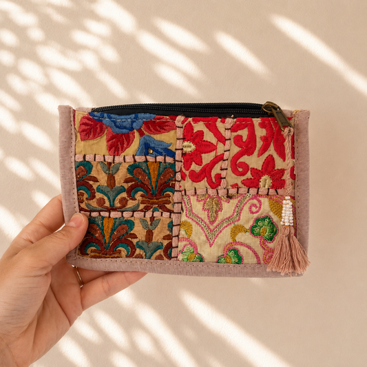 Kleine toilettas met beige patchwork, rood en blauw borduursel en kleurrijke details, handgemaakt van 100% katoen in India. Unieke toilettas van NU-MÍ.
