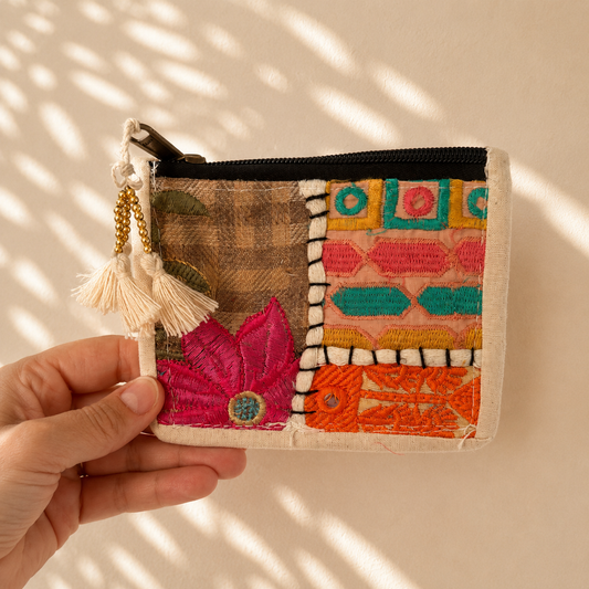 Portemonnee met beige patchwork, roze bloemdetail en oranje borduursel, handgemaakt van 100% katoen in India. Unieke portemonnee van NU-MÍ.