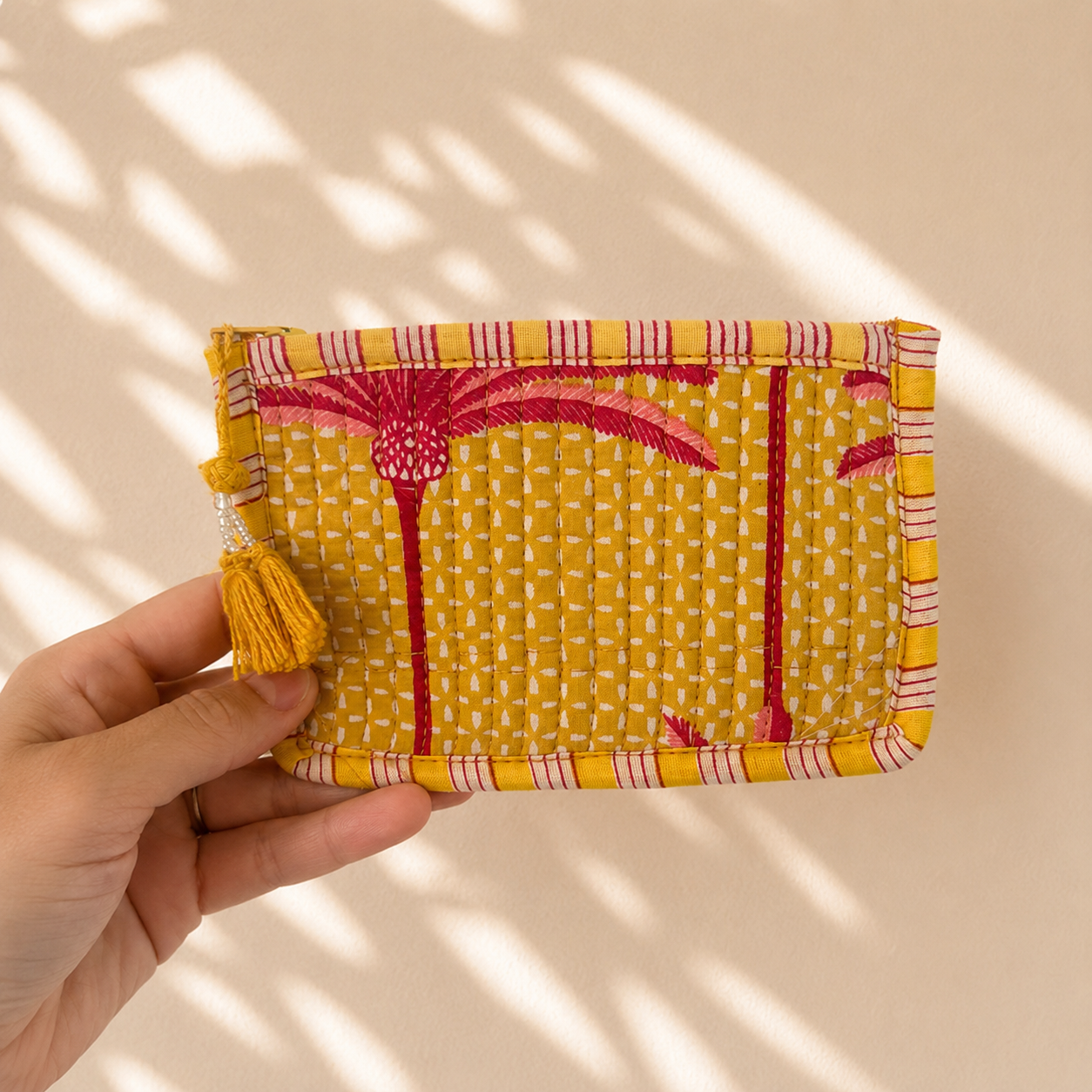 Portemonnee met gele en roze tinten en palmbomenprint, handgemaakt van 100% katoen in India. Kleurrijke portemonnee van NU-MÍ.