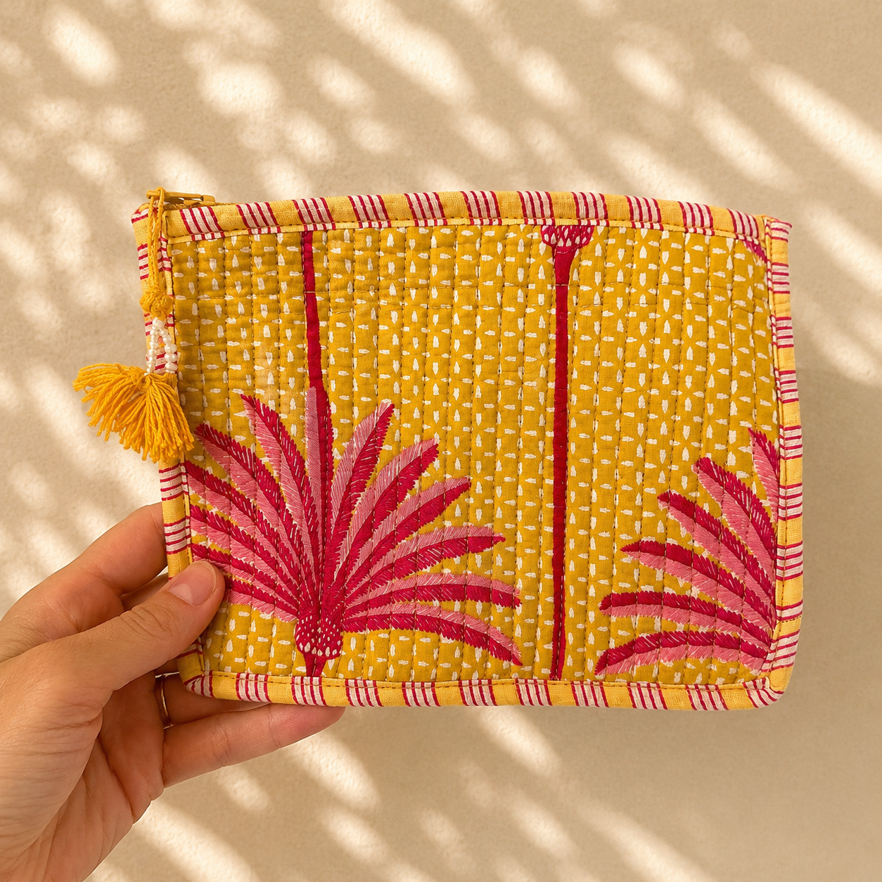 Kleine toilettas met gele strepen en bloemenprint, handgemaakt van 100% katoen in India. Kleurrijke toilettas van NU-MÍ.