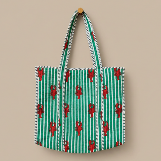Gewatteerde groene tote bag met witte strepen, rode kreeftenprint en gestreepte hengsels
