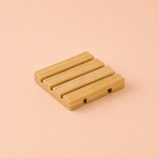 Houten zeepbakje van NU-MÍ met open latten om een reinigingsbar droog te laten liggen.