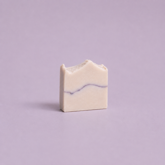 Lavender & Purple Clay reinigingsbar van NU-MÍ met paarse klei op een zachte lila achtergrond