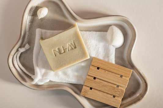 NU-MI cadeauset voor gemengde huid met natuurlijke groene zeep, bamboe zeepzakje en houten zeephouder.