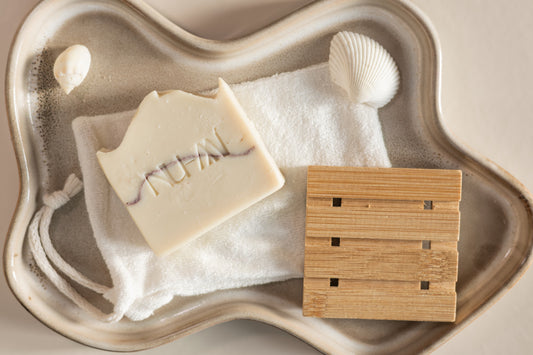 Luxe NU-MI cadeauset normale huid met handgemaakte natuurlijke zeep en houten zeephouder