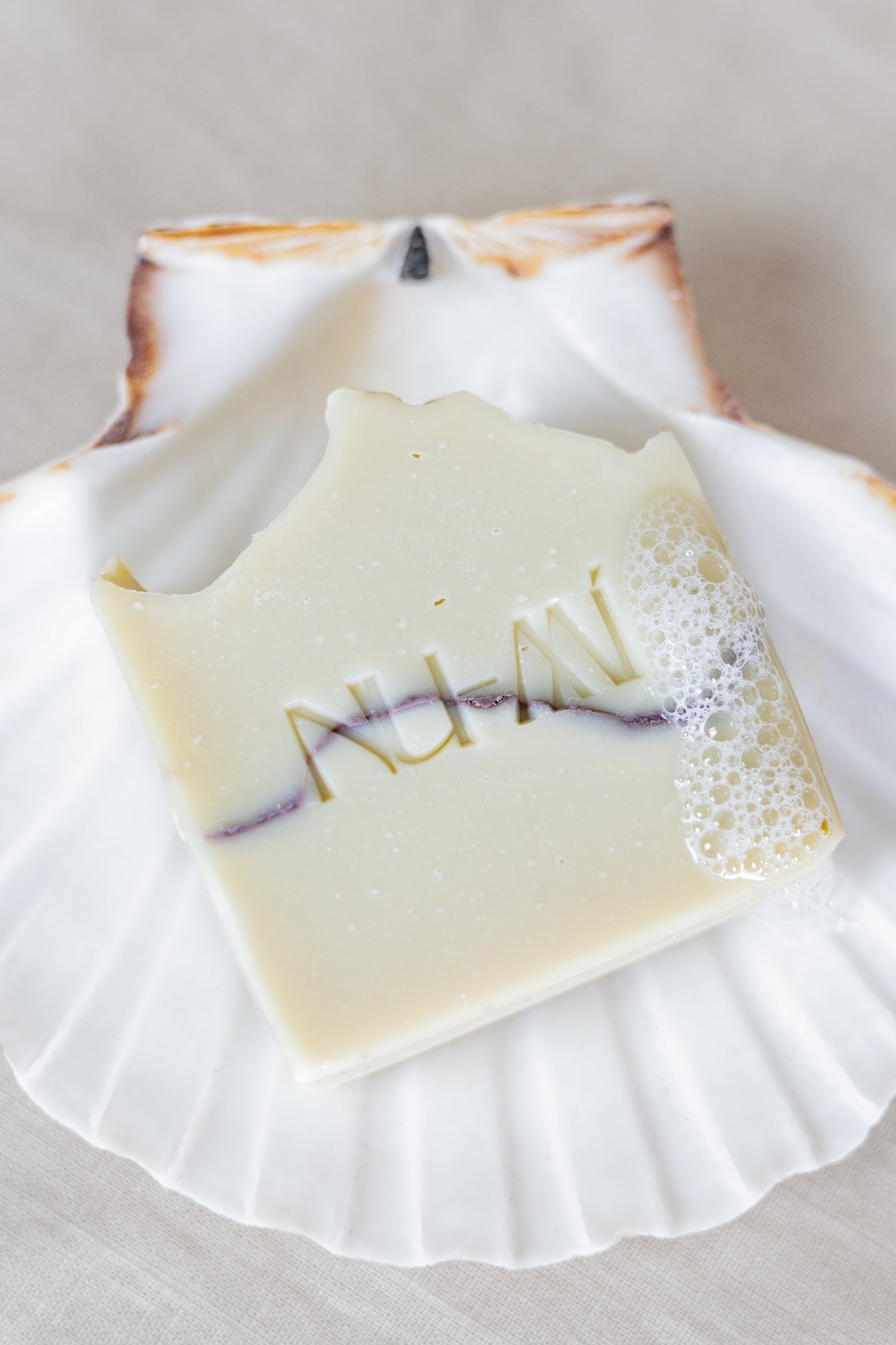 NU-MI reinigingsbar normale huid natuurlijke gezichtszeep met schuim op schelp