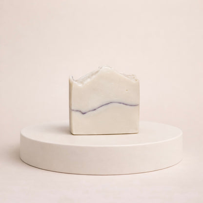 NU-MI reinigingszeep voor normale huid met subtiele paarse marmerlijn op een minimalistische ronde display.