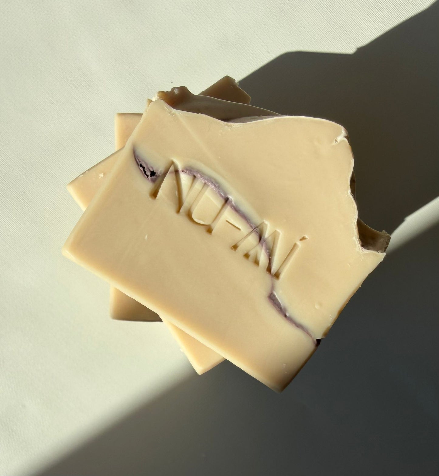 Handgemaakte zeep van NU-MÍ met lavendel en paarse klei uit de Tweede Kans Bar Collectie