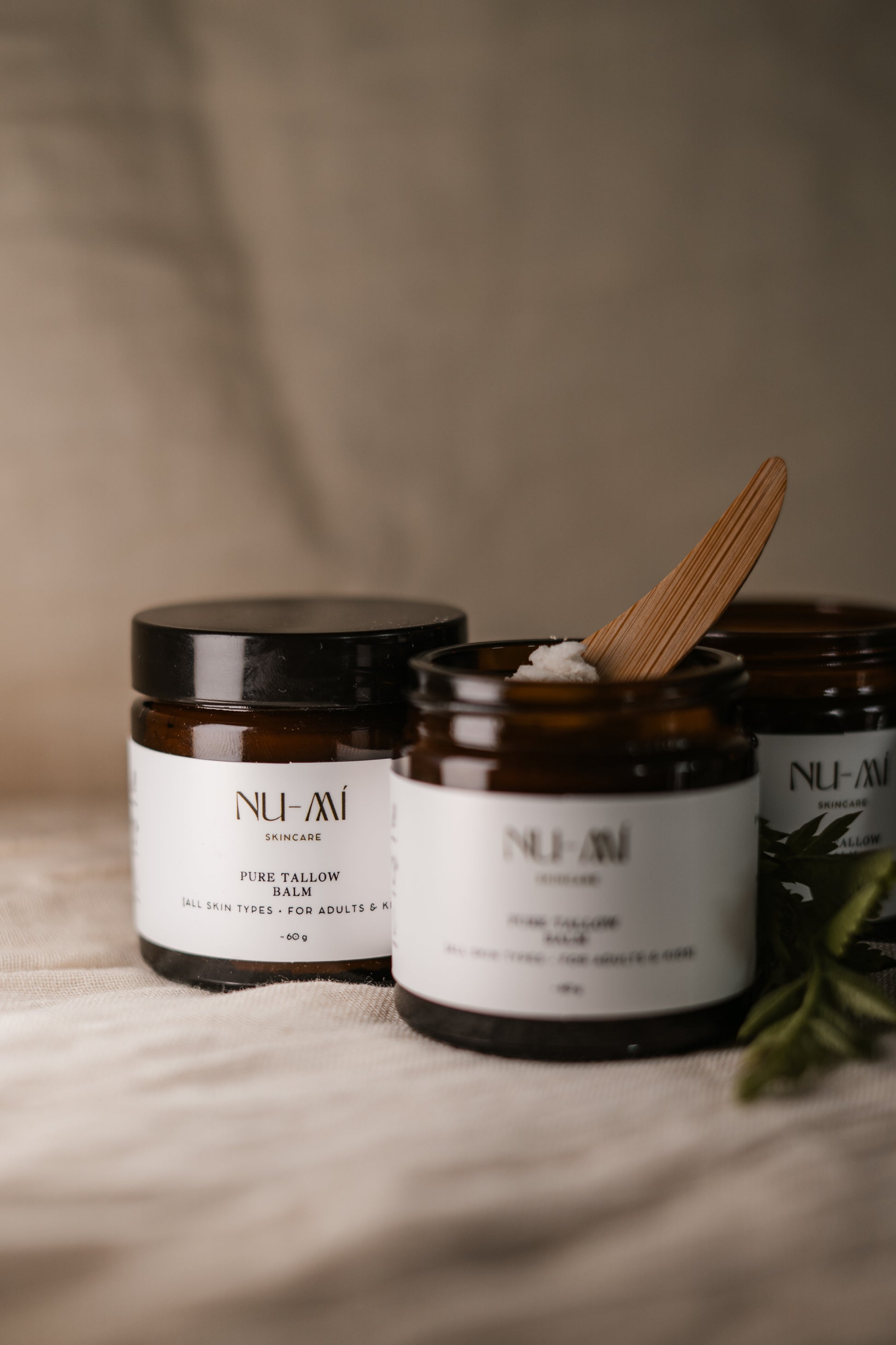 NU MÍ Pure Tallow Balm van grasgevoerde tallow met jojobaolie en vitamine E voor droge en gevoelige huid