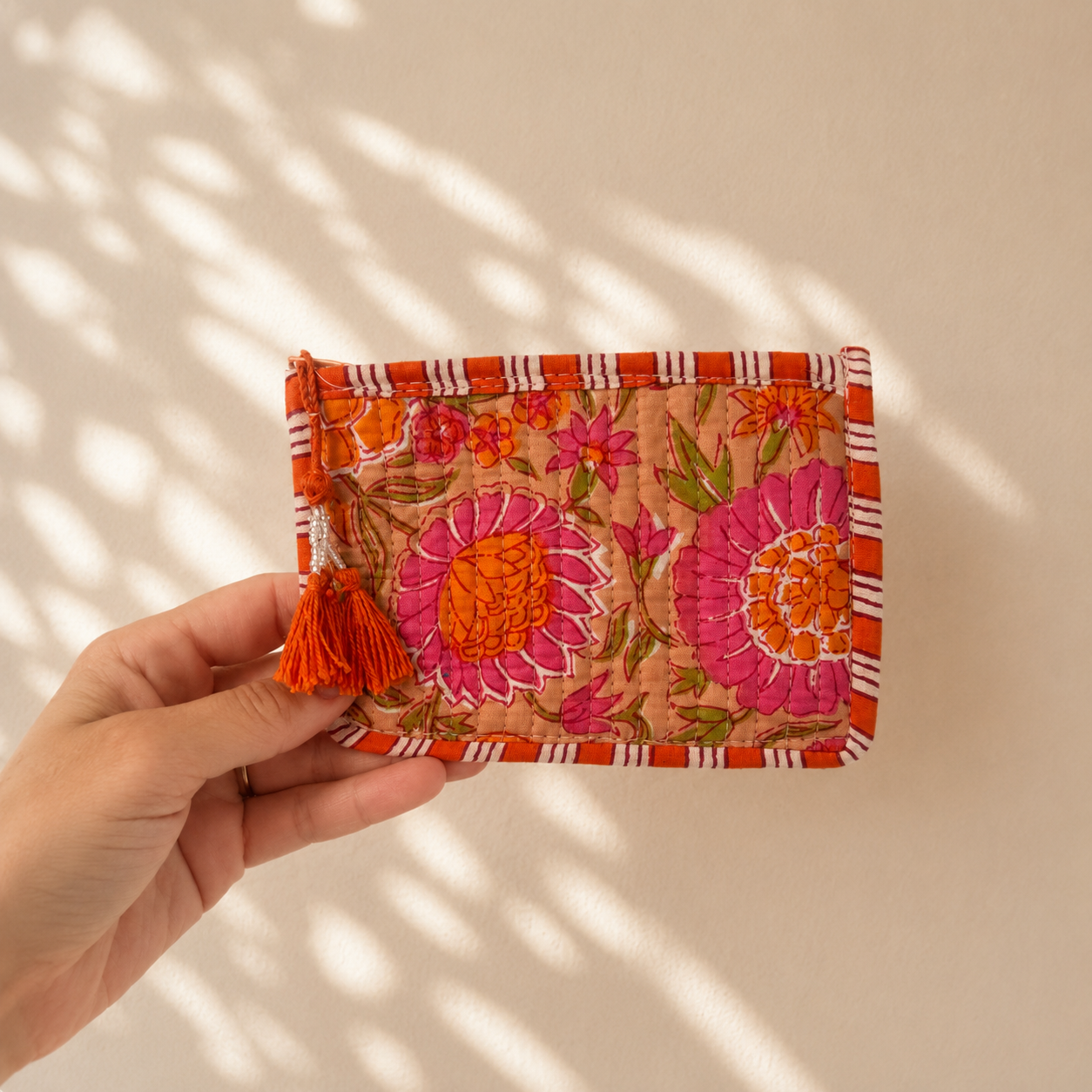 Portemonnee met oranje en rozetinten en bloemenprint, handgemaakt van 100% katoen in India. Kleurrijke portemonnee van NU-MÍ.