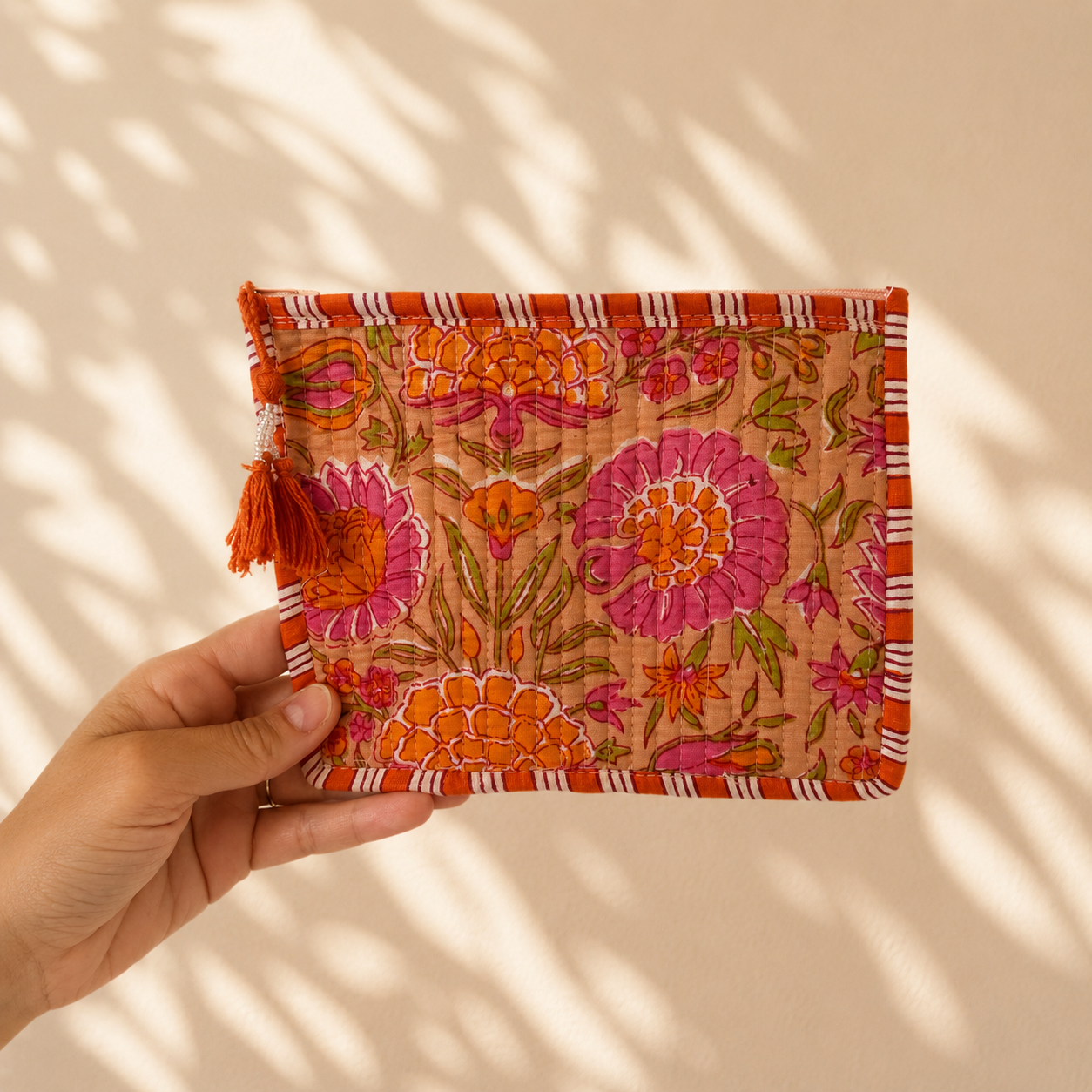 Toilettas met oranje en roze bloemenprint, handgemaakt van 100% katoen in India. Kleurrijke toilettas van NU-MÍ.